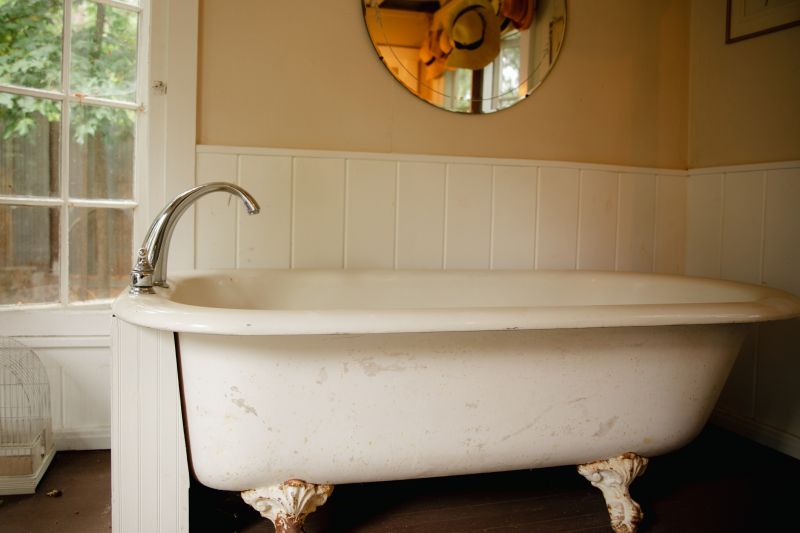 Vintage-Style Bathtub